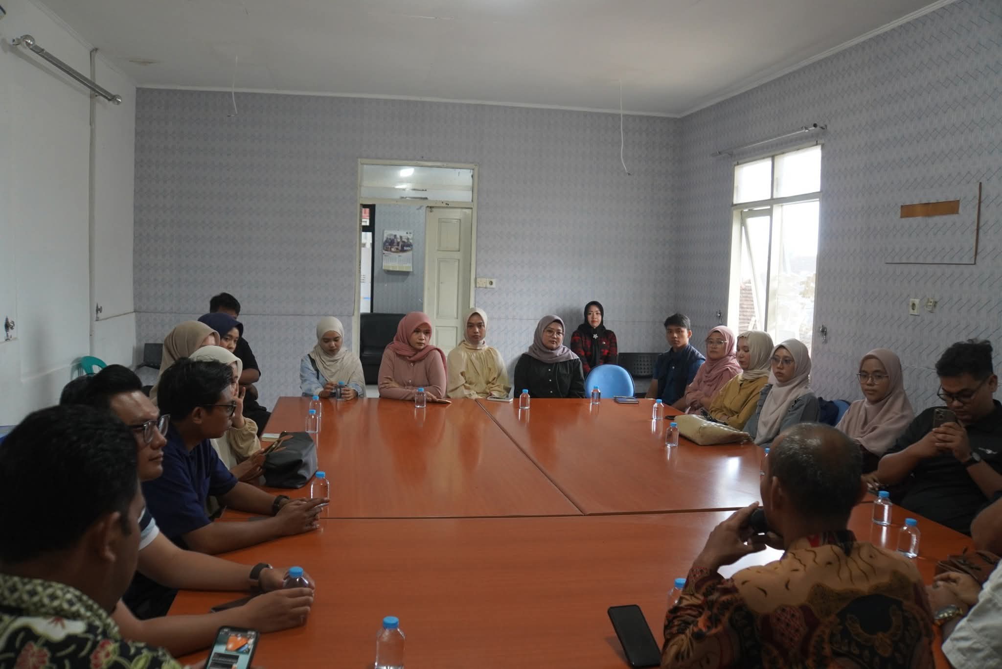  Suasana diskusi mahasiswa Ilkom Unand  diruang pertemuan Kominfo Padang Panjang